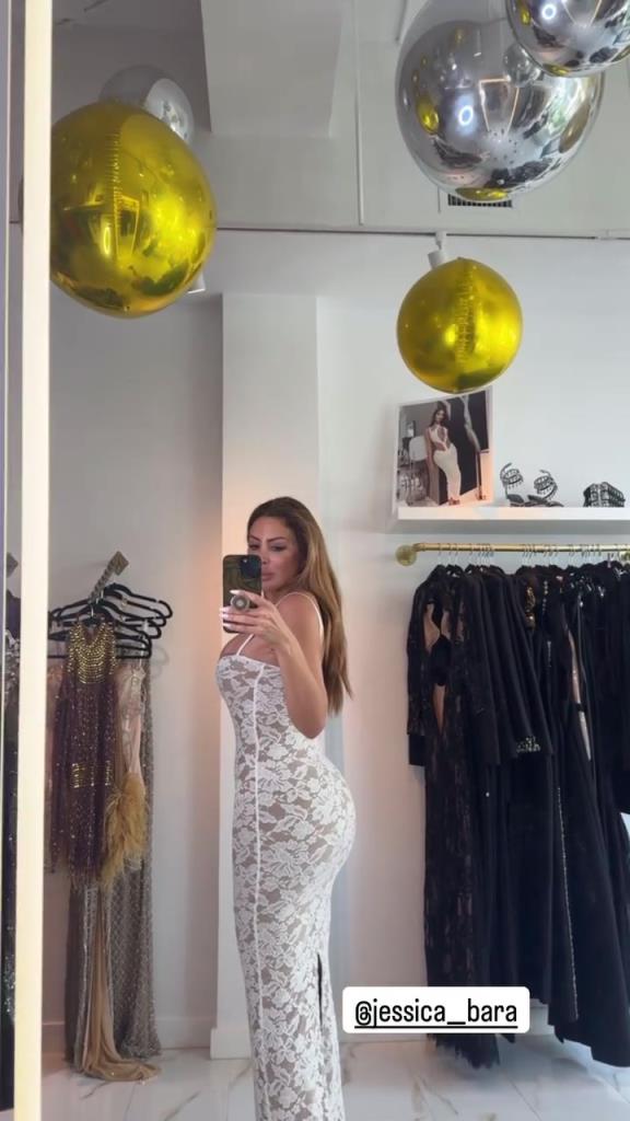 徐娘半老！皮蓬前妻穿吊帶裙自拍，這身材也太炸裂了！