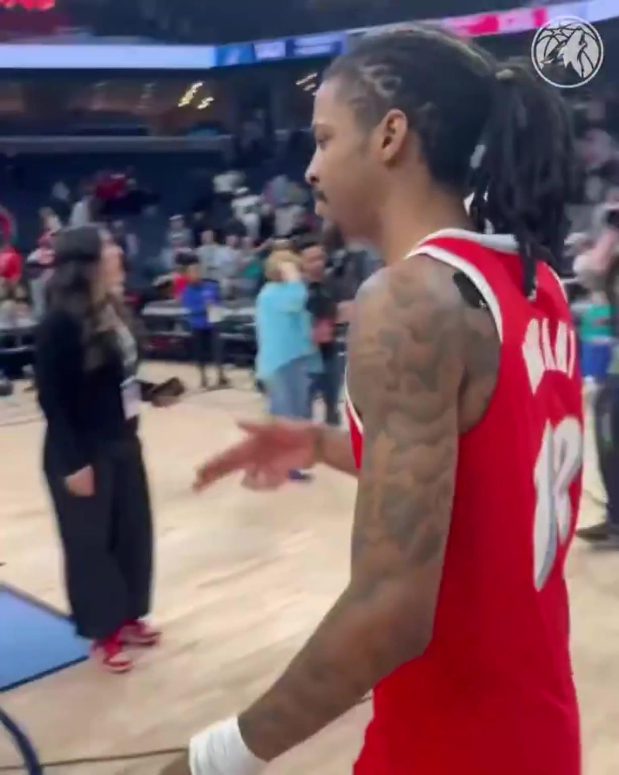 笑死！莫蘭特賽后與華子握手，竟然也是比出“手槍”的手勢