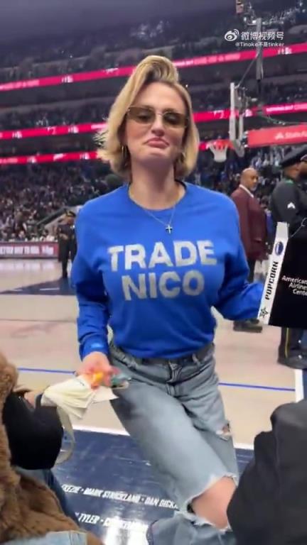 主場不準(zhǔn)球迷打印“解雇Nico”標(biāo)語，女球迷就出此下策