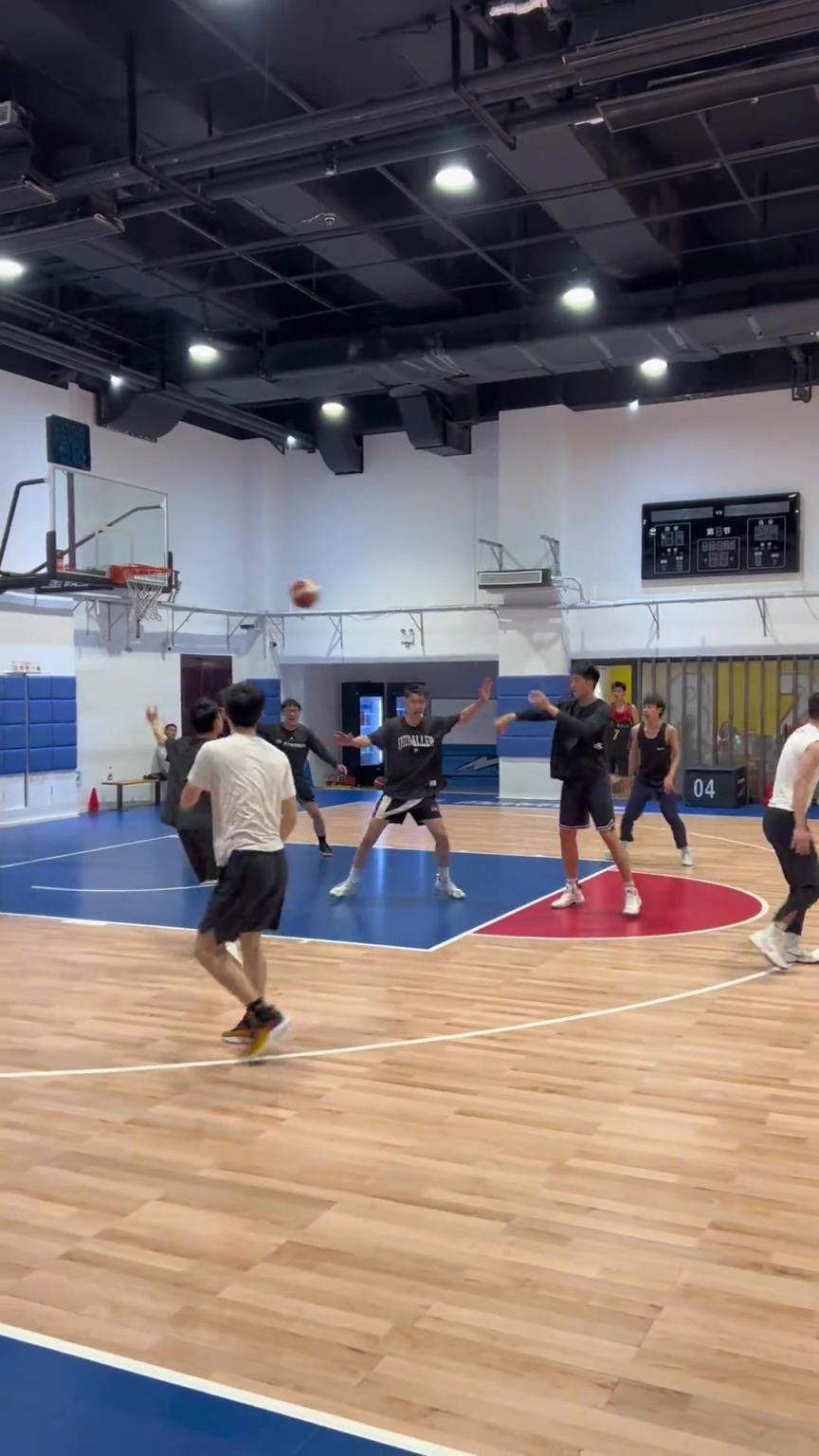 對(duì)手回家后：老婆，我今天在野球場匹配到巔峰馬刺隊(duì)了！