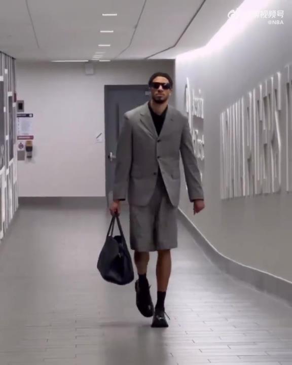 時(shí)尚潮男！哈利今日一身灰西裝短褲墨鏡搭配入場 腿真細(xì)！