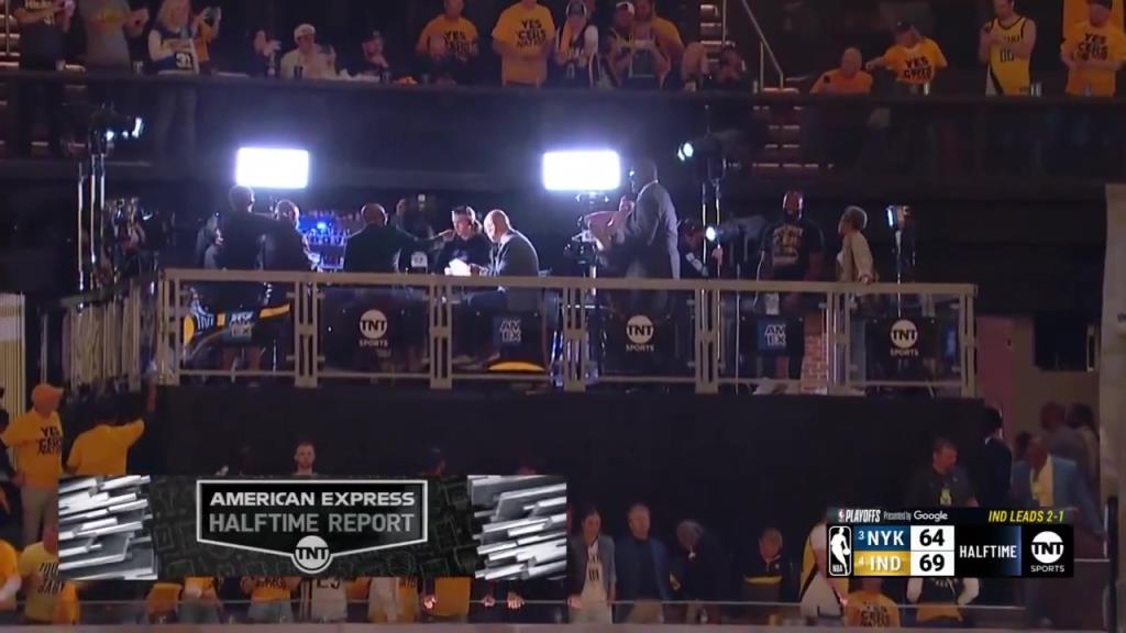 ??？轉(zhuǎn)播鏡頭給到解說看臺(tái)，奧尼爾居然抱著一個(gè)人在彎舉