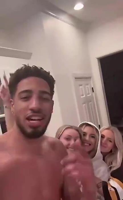 今日怒砍歷史級(jí)三雙！哈利此前光著膀子與三位金發(fā)美女同框