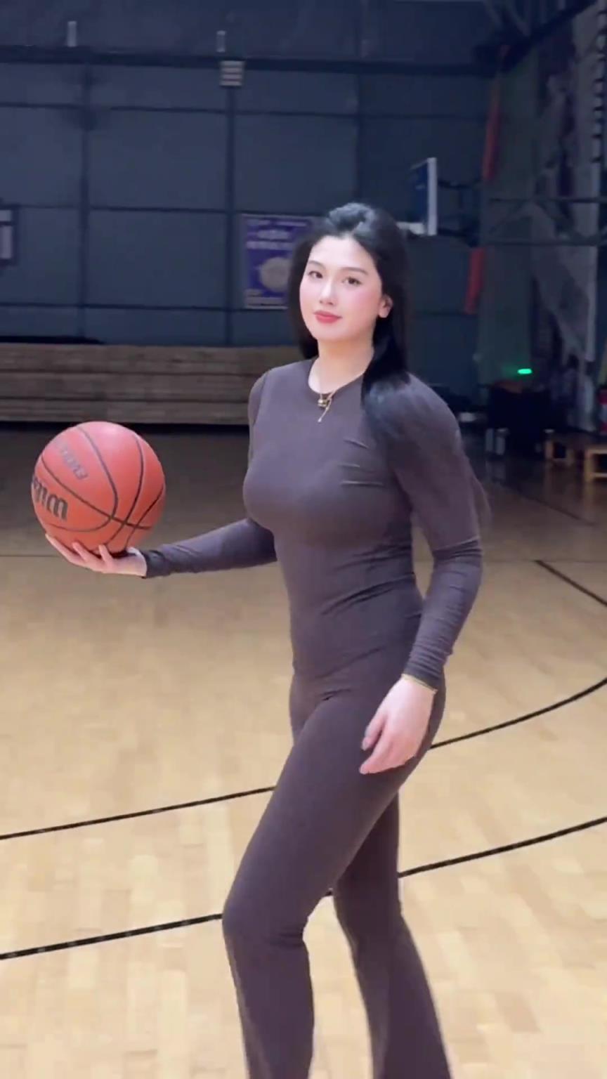 低配版卡戴珊！野球場(chǎng)肘姐這身材，懂的吧友都懂！