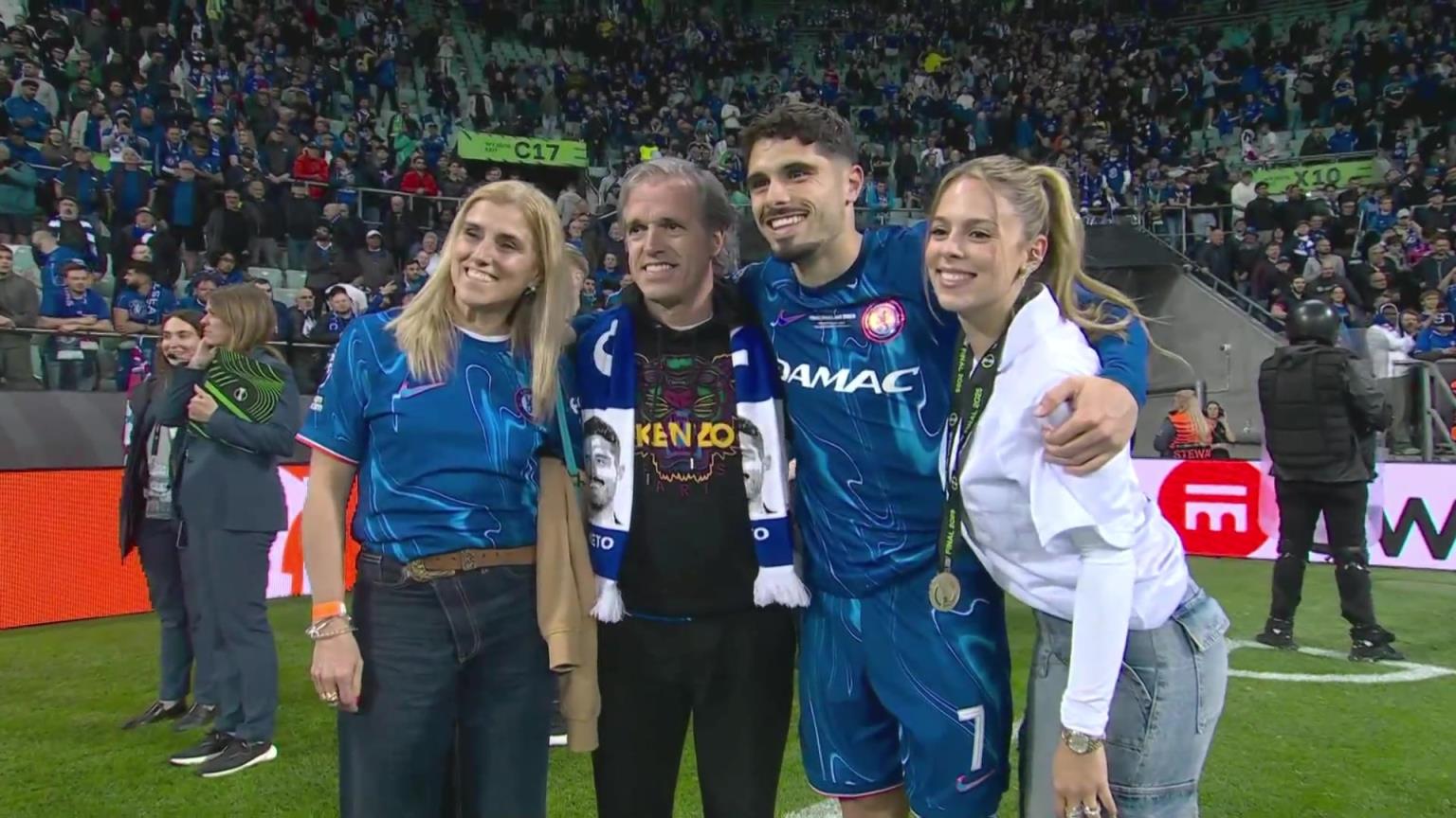 內托好福氣！奪冠后高顏值女友來合照，身材相當哇塞！