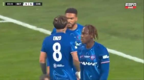 繼續(xù)干！恩佐進球后給了詹姆斯一巴掌，兩人頂頭互相打氣