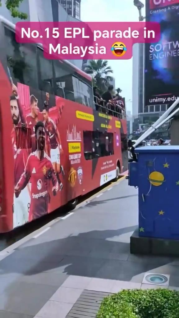 游街示眾？曼聯(lián)在馬來西亞街頭大巴游行，球迷笑噴