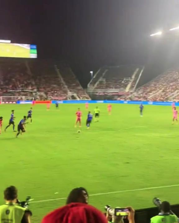 梅老板為了給蘇亞雷斯送個助攻，也是拼了啊