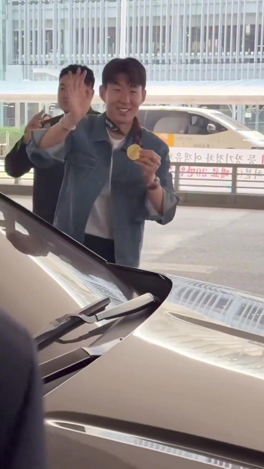 衣錦還鄉(xiāng)！孫興慜返回韓國，眾多女球迷讓其把歐聯(lián)獎牌戴上