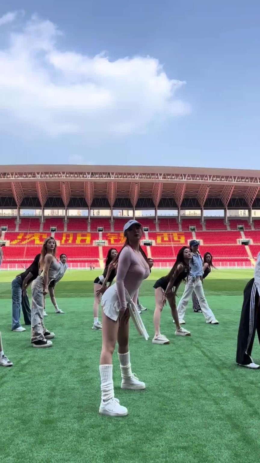 好看！在彩排的遼寧鐵人啦啦隊小姐姐們