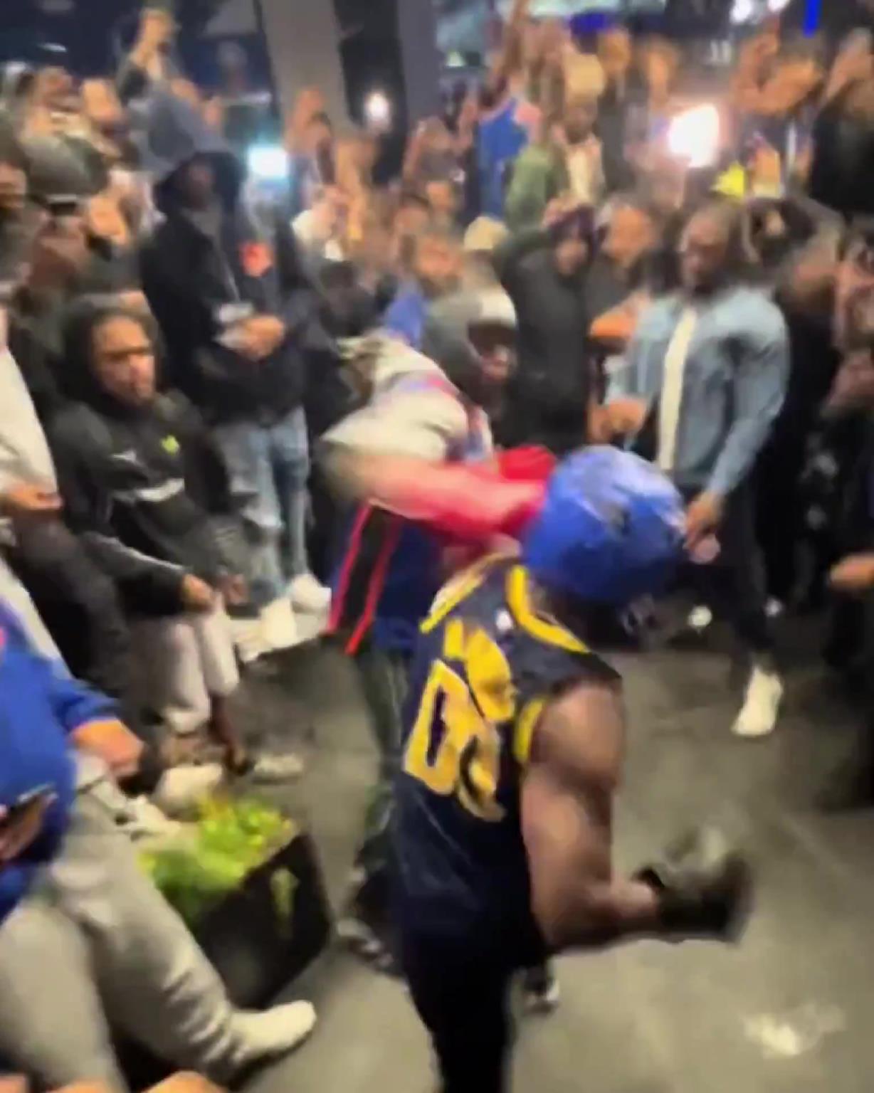 這不比場(chǎng)上好看？尼克斯&步行者球迷賽后直接1v1拳擊