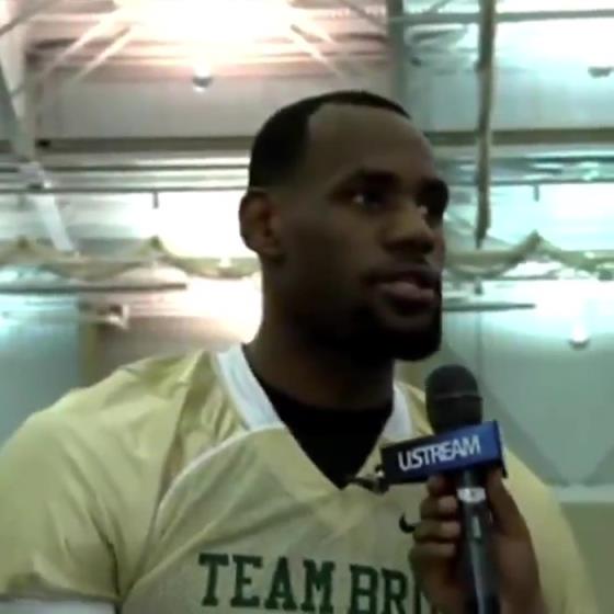 哥兩個(gè)還會(huì)這個(gè)?。?1年NBA停擺期間老詹和阿杜組隊(duì)玩橄欖球