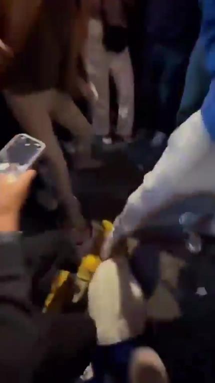 驚！尼克斯大勝步行者后，哈利伯頓遭主場(chǎng)球迷群毆