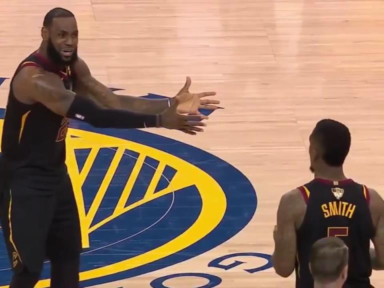 名場(chǎng)面！JR搶下關(guān)鍵籃板沒看表，老詹質(zhì)問JR為何傳球