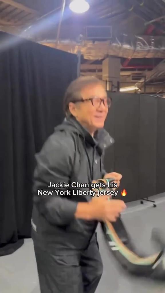 肌肉記憶！成龍這幾下空氣運球像是進了家具城