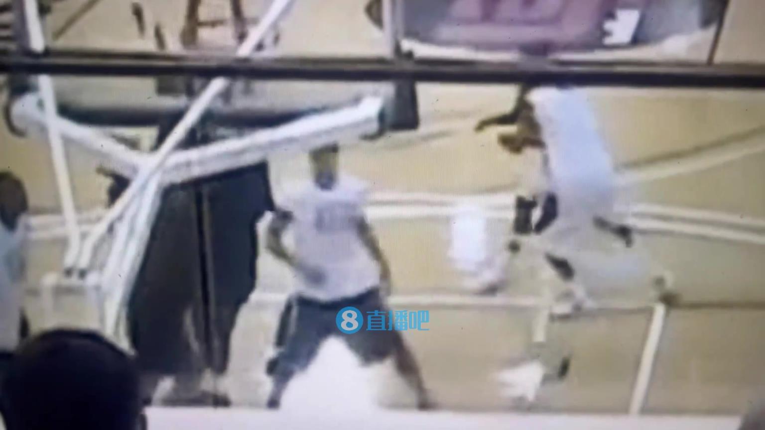 引熱議！美媒翻舊賬：當年詹姆斯被大學生隔扣，耐克沒收了錄像帶