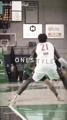 正統(tǒng)美式后衛(wèi)！JD戴維森炒菜后低手合球，對抗上籃打進！