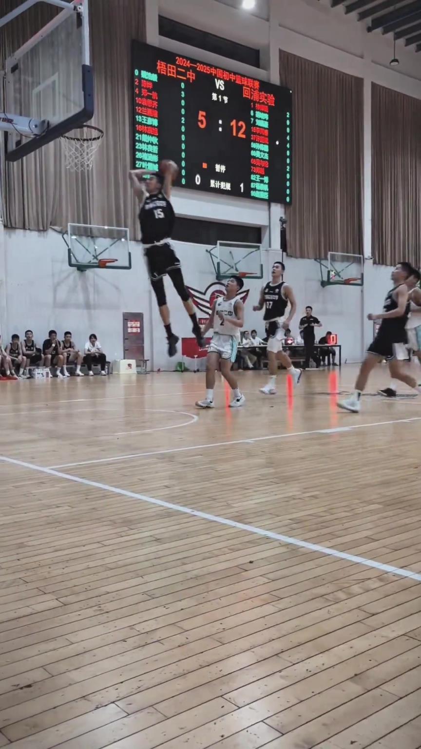 起來就扣?。‖F(xiàn)在的初中生都這么打球的嗎