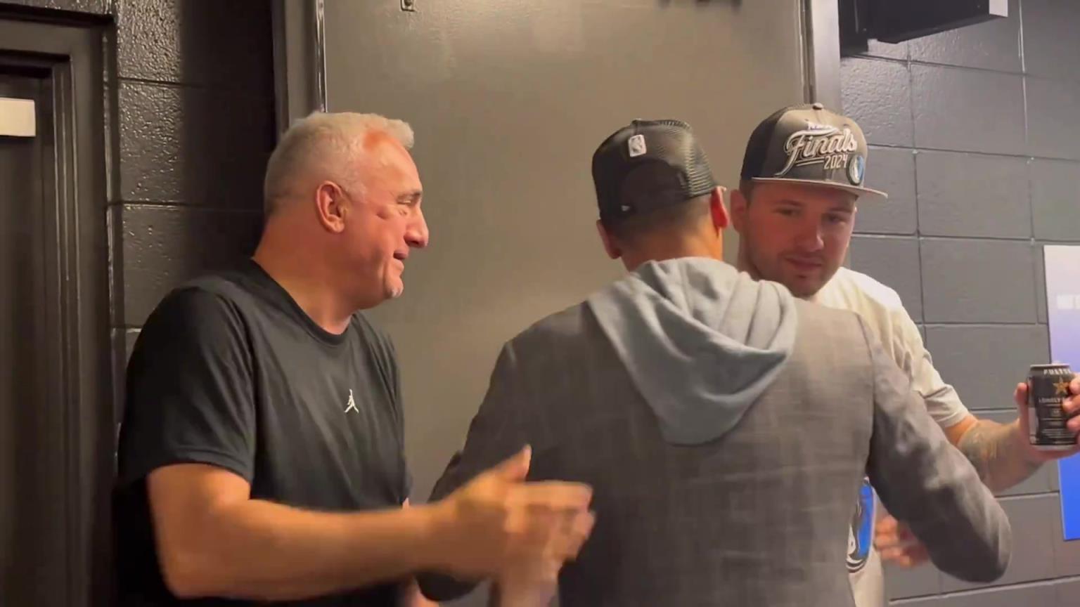 去年的今天，東契奇率隊殺入總決賽，賽后喝啤酒被芬利沒收