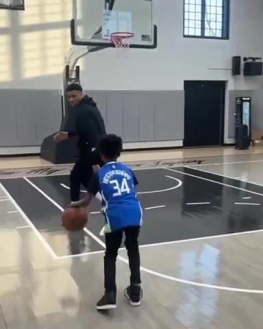 交易價值急劇下降！字母哥和小球迷單挑被當面絕殺