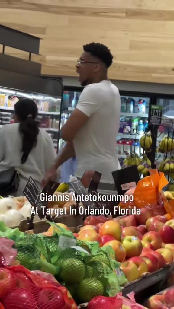 好男人?。∽帜父缭趭W蘭多度假 陪妻子一起逛超市