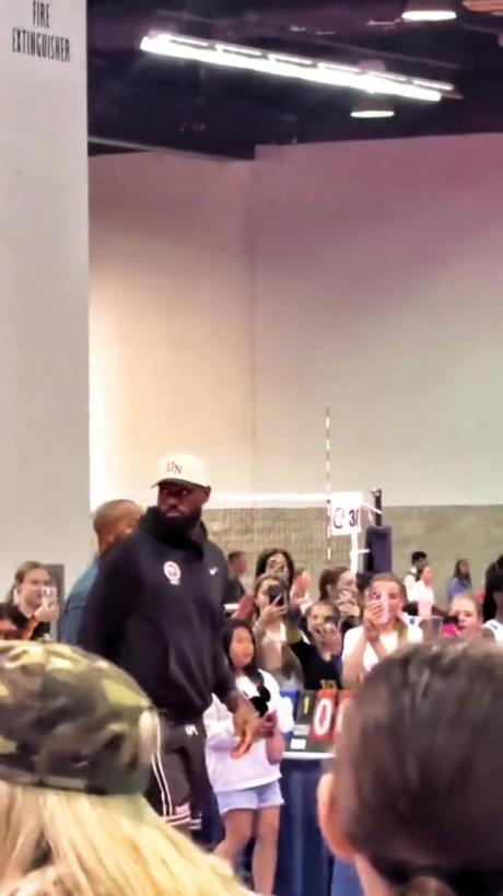 什么是巨星啊！詹姆斯現(xiàn)身排球場被小球迷包圍 這就是行走的流量