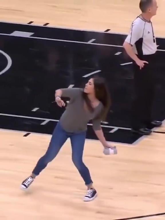 不愧是美國女籃主力，普拉姆的力量太嚇人了