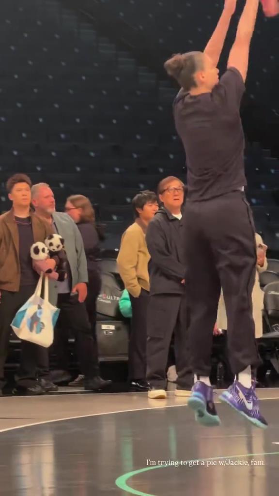 71歲成龍現(xiàn)身巴克萊中心看女籃比賽：她們投籃怎么那么準(zhǔn)?。?！