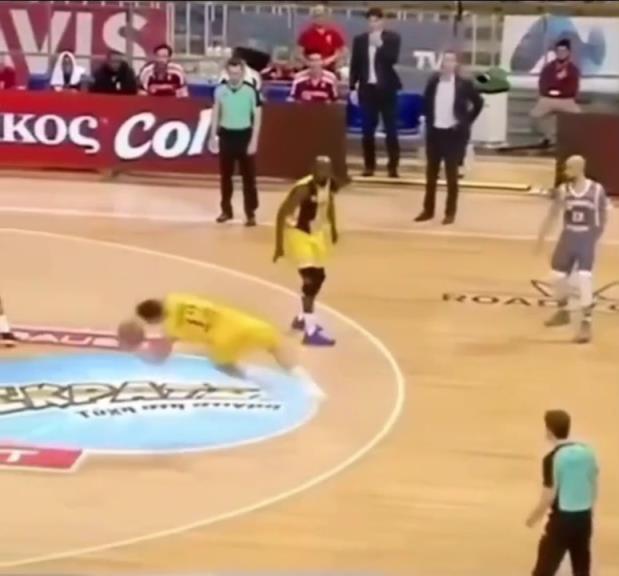 下地真快！搶斷這哥們兒多少是有點門將基礎(chǔ)