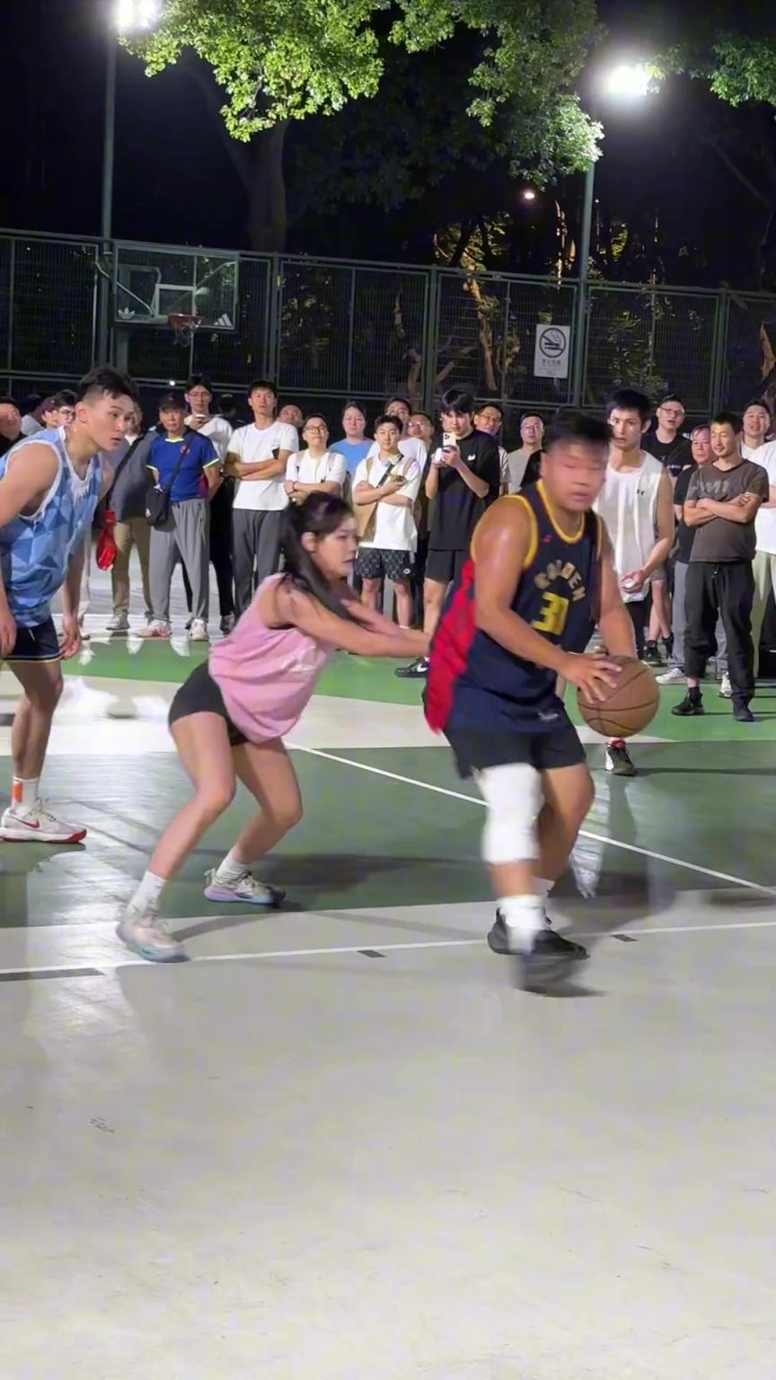 這哥們看見防自己的是女生，一個(gè)勁背打，球也不傳了